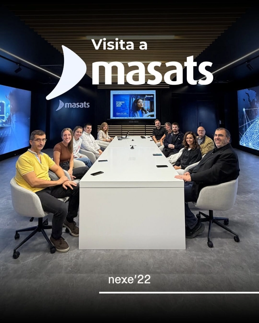 Visita del equipo de Nexe’22 a Masats, reunidos en una sala moderna junto a una mesa de reuniones, explorando procesos industriales e innovación.